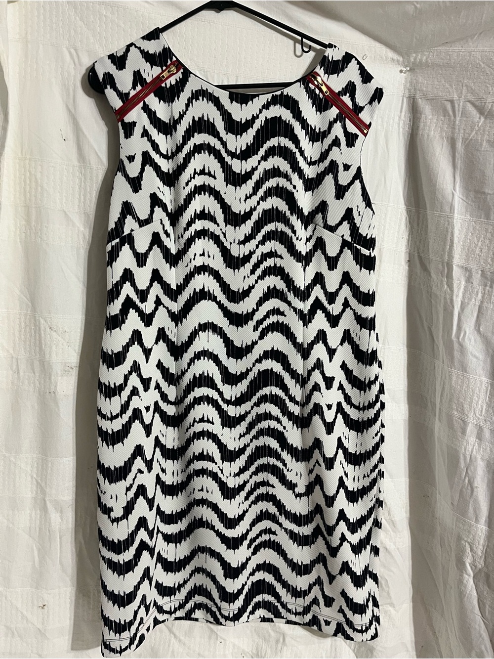madison leigh Black Dress with White Logo Tag - Picture 1 of 4